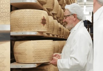 Empresario muere aplastado por 25 mil piezas de su propio queso en Italia