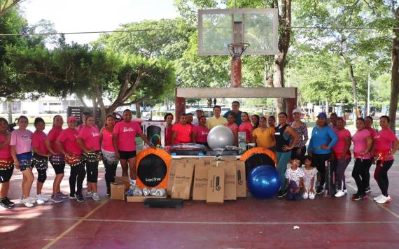Gobierno de Cunduacán entrega material deportivo a grupos de Zumba