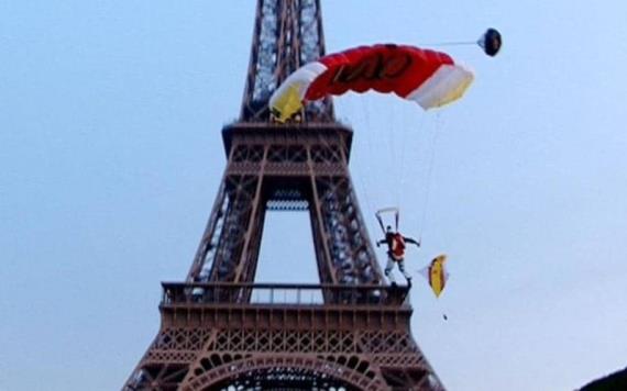 Arrestan a hombre por lanzarse en paracaídas de la Torre Eiffel