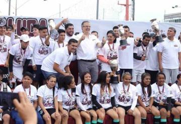 Marcelo Ebrard entrega trofeo a equipos ganadores en torneo de futbol