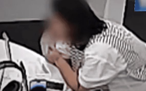 Mujer roba iPhone a mordidas, así rompió el cable de seguridad en tienda comercial