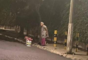 Piden apoyar a Toñita, abuelita de Saltillo que se mantiene vendiendo flores: no se va hasta vender la última