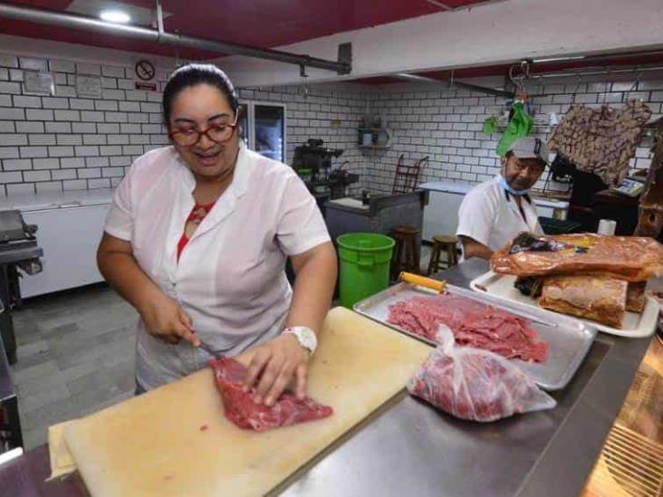 Mientras mayor sea el Salario Mínimo, menor cantidad de mujeres empleadas Mientras mayor sea el Salario Mínimo, menor cantidad de mujeres empleadas