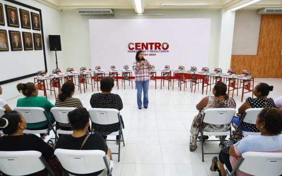 Yolanda Osuna entrega apoyos como parte del programa Fortaleciendo a la economía familiar de las mujeres de Centro"