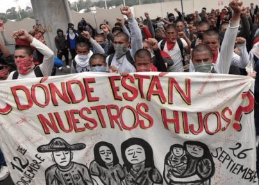 Padres de los 43 desaparecidos en Ayotzinapa continúan en pie de lucha