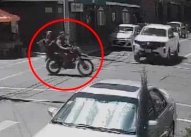 Video: Camioneta arrolla a repartidores a bordo de una moto y salen volando