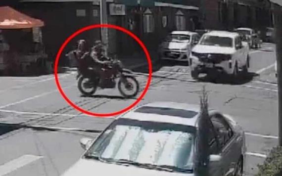 Video: Camioneta arrolla a repartidores a bordo de una moto y salen volando