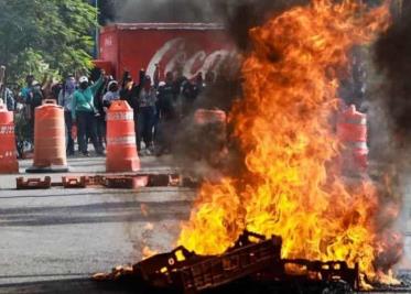 Detienen a 30 normalistas tras protestas y toma de autobuses en Oaxaca