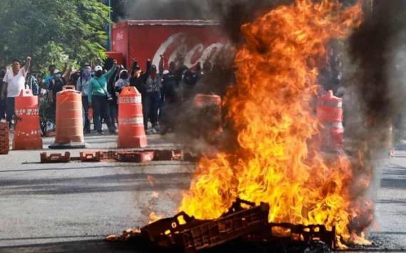 Detienen a 30 normalistas tras protestas y toma de autobuses en Oaxaca