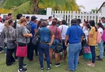 Se presentan a clases y encuentran la escuela cerrada con candado nuevo