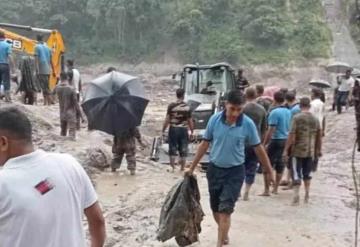 Lluvia desborda río en la India; reportan 5 muertes y decenas de heridos | VIDEO