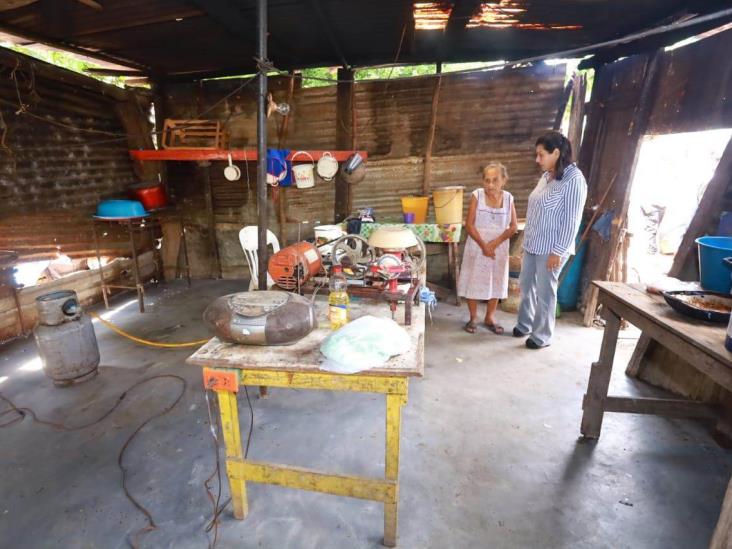 Inaugura alcaldesa de Centro la construcción de pisos de cementos en diversas viviendas Inaugura alcaldesa de Centro la construcción de pisos de cementos en diversas viviendas