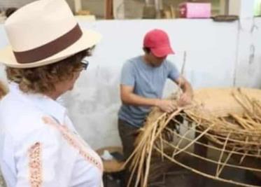 La directora del Fonart Emma Yanes Rizo visitó dos talleres artesanales del municipio de Nacajuca.