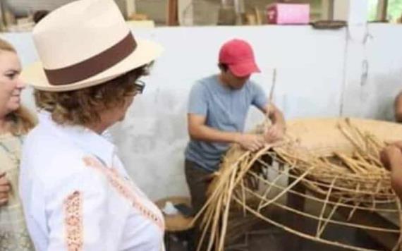La directora del Fonart Emma Yanes Rizo visitó dos talleres artesanales del municipio de Nacajuca.