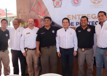 Ayuntamiento de Cunduacán dota de equipo de protección personal y contraincendios a Bomberos