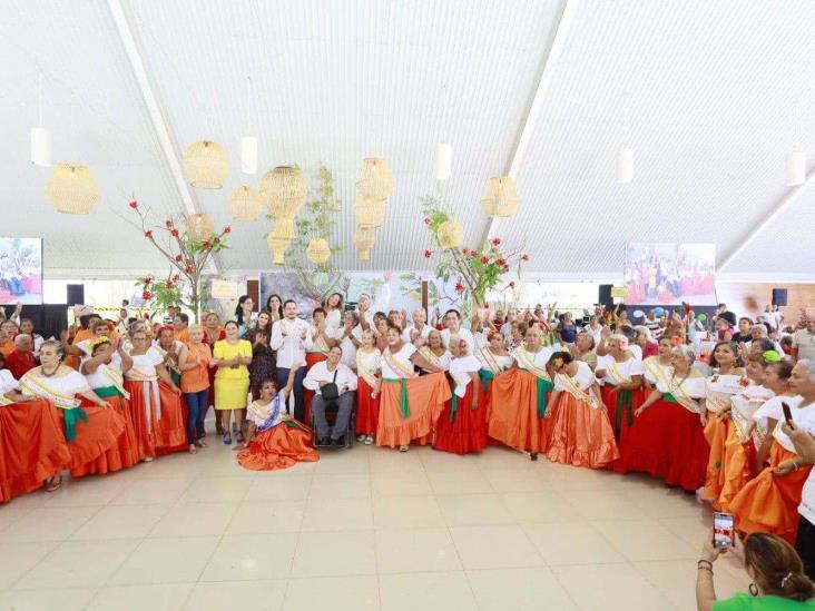 En el marco del Día del Adulto Mayor, el Ayuntamiento de Centro dota de sillas de ruedas, bastones, andaderas y lentes a abuelitos En el marco del Día del Adulto Mayor, el Ayuntamiento de Centro dota de sillas de ruedas, bastones, andaderas y lentes a abuelitos