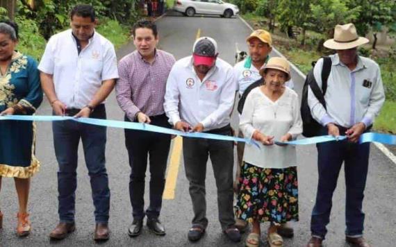 Ayuntamiento de Cunduacán rehabilita camino en Cumuapa