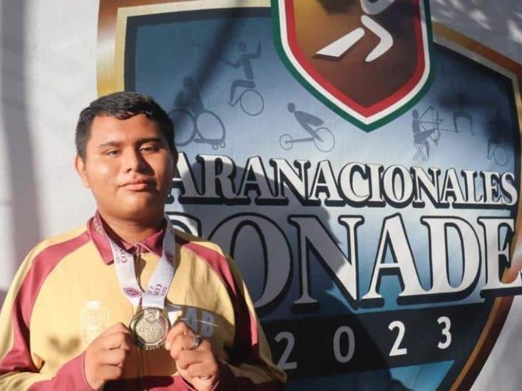 El tabasqueño Andrés Alexander Aguilar se colgó su segunda medalla de oro en los Juegos Paranacionales CONADE 2023, que se están desarrollando en Cancún, Quintana Roo. El tabasqueño Andrés Alexander Aguilar se colgó su segunda medalla de oro en los Juegos Paranacionales CONADE 2023, que se están desarrollando en Cancún, Quintana Roo.