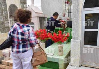 Visitan a sus fieles difuntos