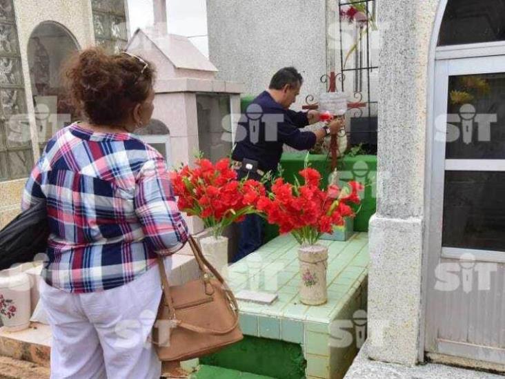 Visitan a sus fieles difuntos Visitan a sus fieles difuntos