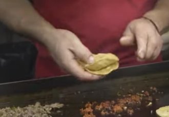 Video: Vendedor realiza necesidades fisiológicas en puesto de alimentos