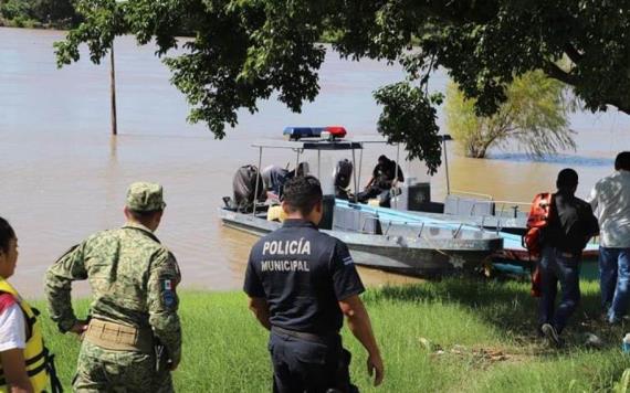 Personal de la Sedena y de Protección Civil del municipio realizan recorrido fluvial en zonas vulnerables por incremento del Usumacinta