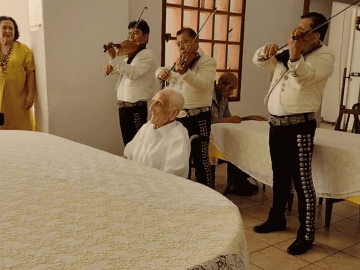 Elías Chávez, cumplió 115 años en Colima Elías Chávez, cumplió 115 años en Colima