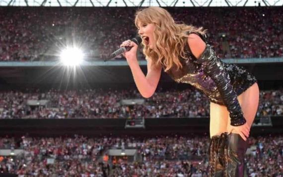 Video: Fans de Taylor Swift se cuelan al concierto por la coladera