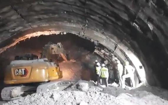 Obreros quedan atrapados en túnel por derrumbe
