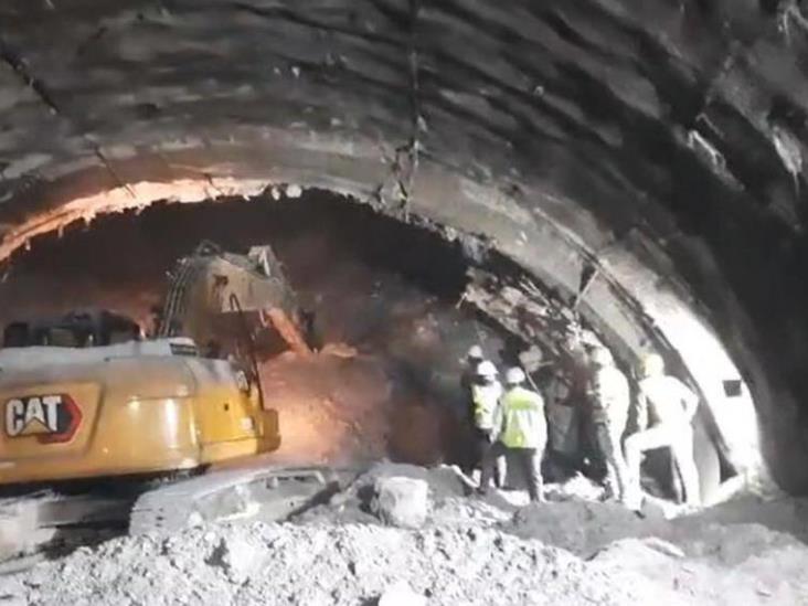 Obreros quedan atrapados en túnel por derrumbe Obreros quedan atrapados en túnel por derrumbe
