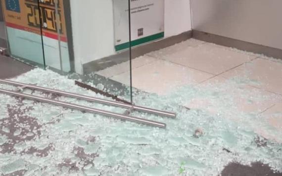 Se rompe puerta de vidrio con la que un niño "jugaba" en el aeropuerto