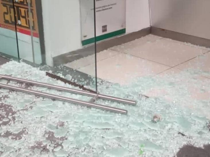 Se rompe puerta de vidrio con la que un niño "jugaba" en el aeropuerto Se rompe puerta de vidrio con la que un niño "jugaba" en el aeropuerto