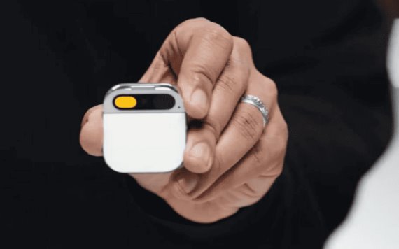 AI Pin, el broche que quiere reemplazar los celulares