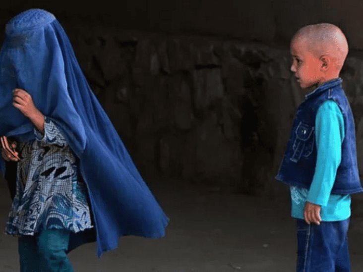 Padre vistió a su hija como niño para protegerla Padre vistió a su hija como niño para protegerla