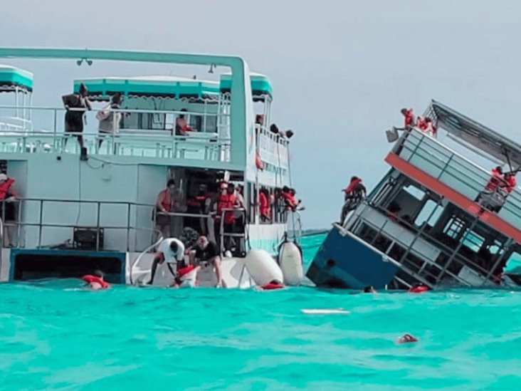 Un ferry con 144 pasajeros volcó y se hundió Un ferry con 144 pasajeros volcó y se hundió