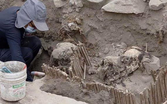 Arqueólogos descubren cinco momias milenarias en una pirámide en Perú