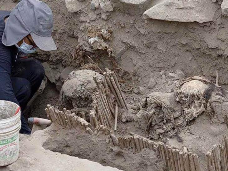 Arqueólogos descubren cinco momias milenarias en una pirámide en Perú Arqueólogos descubren cinco momias milenarias en una pirámide en Perú