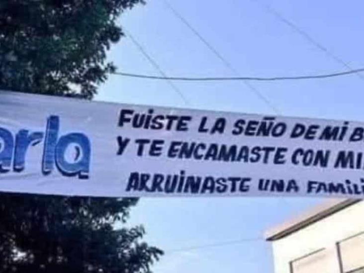 Mujer exhibe infidelidad de su esposo con la maestra de su hijo en pancarta afuera de la escuela Mujer exhibe infidelidad de su esposo con la maestra de su hijo en pancarta afuera de la escuela