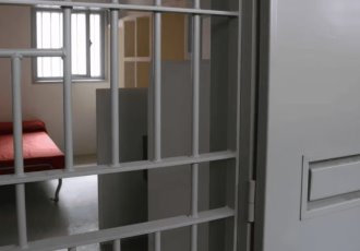 Mujer acude a visita conyugal en prisión y encuentra a su esposo con otra