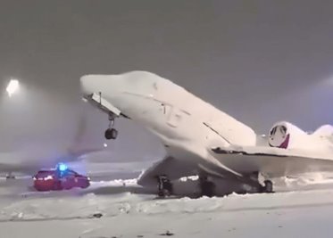 Video. Aviones se congelan en la pista por intensas nevadas, en Alemania