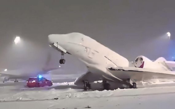 Video. Aviones se congelan en la pista por intensas nevadas, en Alemania