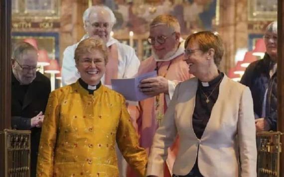 Pareja gay recibe bendición de la iglesia en Inglaterra