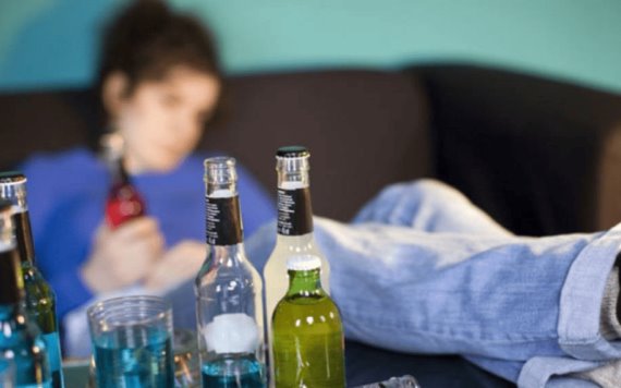 ADOLESCENTES Y CONSUMO DE ALCOHOL