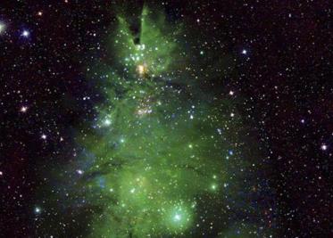 NASA captura un grupo de estrellas con forma de árbol de Navidad