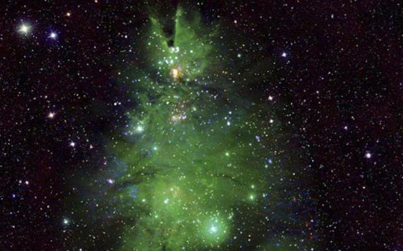 NASA captura un grupo de estrellas con forma de árbol de Navidad