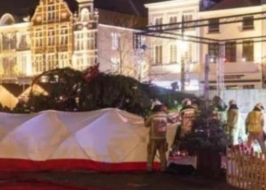 Mujer murió aplastada por un árbol de Navidad