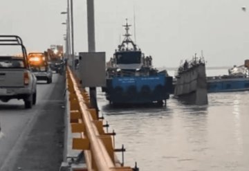 Impacto entre embarcación y dique flotante contra puente Zacatal en Campeche