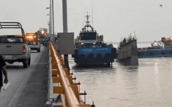 Impacto entre embarcación y dique flotante contra puente Zacatal en Campeche