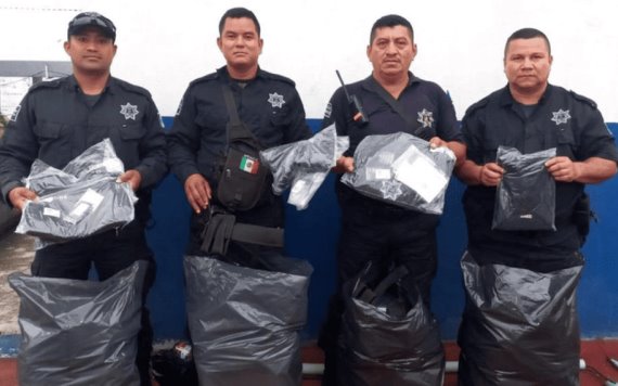 Ayuntamiento de Comalcalco hizo entrega de uniformes a elementos de la dirección de Seguridad Pública
