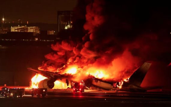 Choque de aviones deja muertos en aeropuerto de Tokio